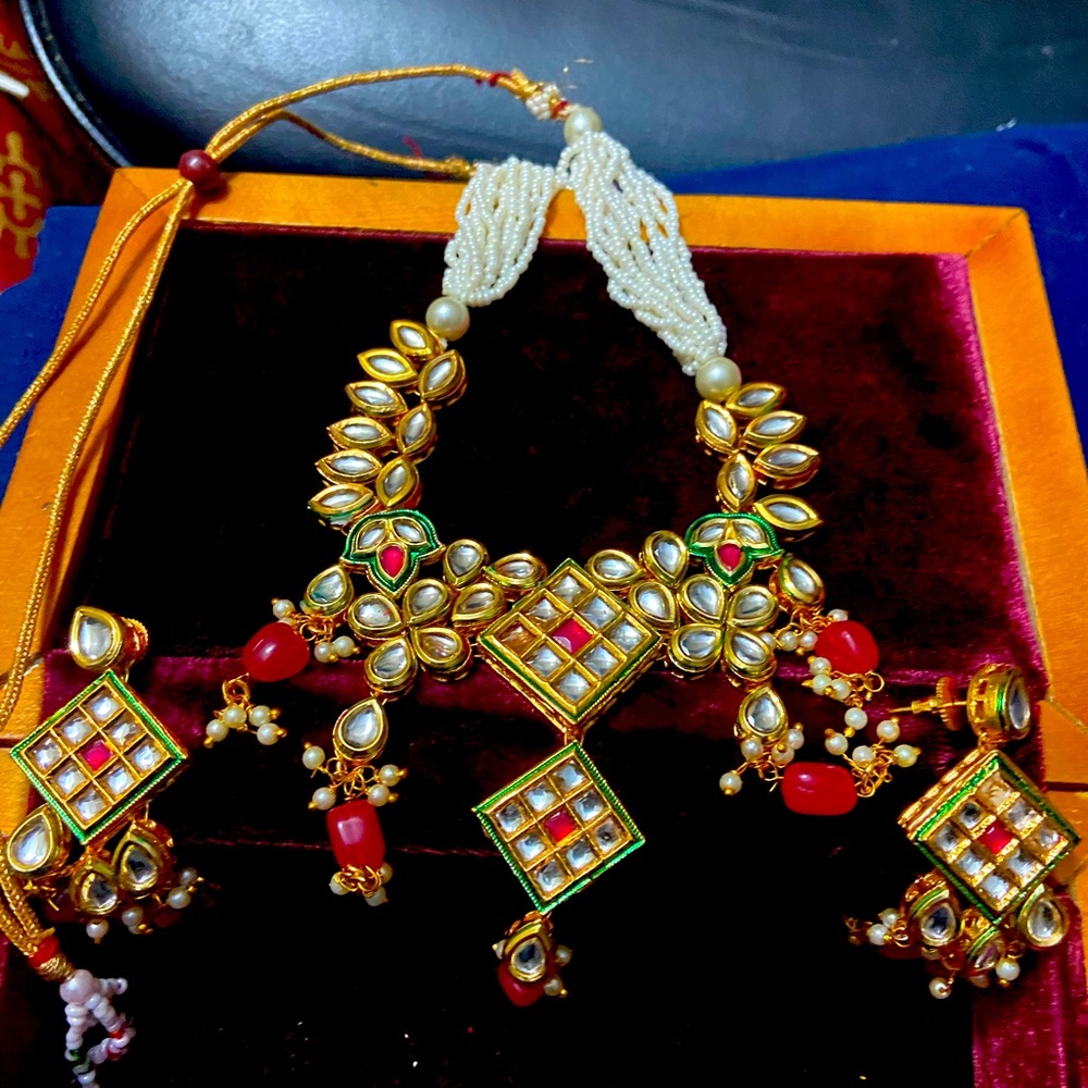 Beautiful KUNDAN  choker bead reversible and earrings.
